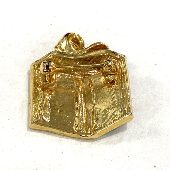 Vintage Christmas holiday brooch festive wrapped gift motif enamel on goldtone - Picture 2 of 6